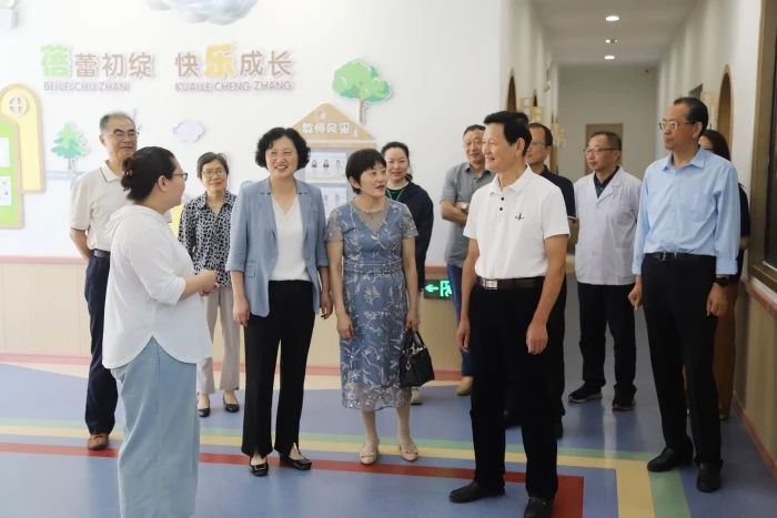 滁州市关工委和第一人民医院慰问儿童医院儿童